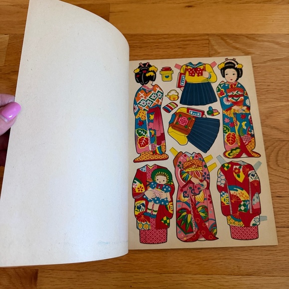 Vintage Japanese Cutout Dressing Book Paper Dolls Made in Japan - Picture 7 of 16